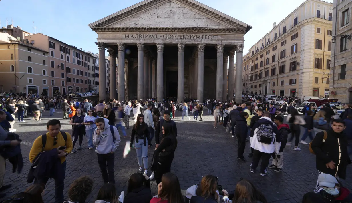 Turis mengantre untuk mengunjungi Pantheon Roma di Roma, Kamis (16/3/2023). Wisatawan di Roma yang mengunjungi Pantheon, situs budaya yang paling banyak dikunjungi di Italia, akan segera dikenai biaya masuk sebesar 5 euro ($ 5,28 atau sekitar Rp 81 ribu) di bawah kesepakatan yang ditandatangani pada hari Kamis oleh para pejabat budaya dan gereja Italia. (AP Photo/Alessandra Tarantino)