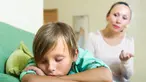 Kelelahan terjadi ketika anak kurang tidur atau beraktivitas lebih lama dari yang mampu ditoleransi tubuhnya. Menariknya, anak yang lelah tidak selalu terlihat mengantuk. Mereka justru bisa menjadi lebih sensitif dan sulit tenang. (foto/dok: freepik/bearfotos)