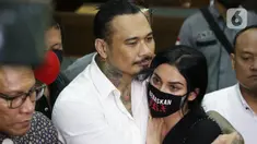I Gede Ari Astina alias Jerinx SID (kiri) bersama istrinya Nora Alexandra memberi keterangan usai sidang putusan kasus dugaan pengancaman terhadap Adam Deni di Pengadilan Negeri Jakarta Pusat, Kamis (24/2/2022). Jerinx divonis satu tahun penjara, denda Rp 25 juta. (Liputan6.com/Helmi Fithriansyah)