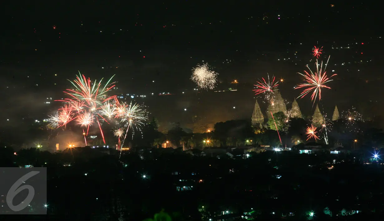 Sejumlah kembang api di nyalakan saat pergantian tahun baru 2015-2016 di sekitar Candi Prambanan, (1/1). (Boy T Harjanto)