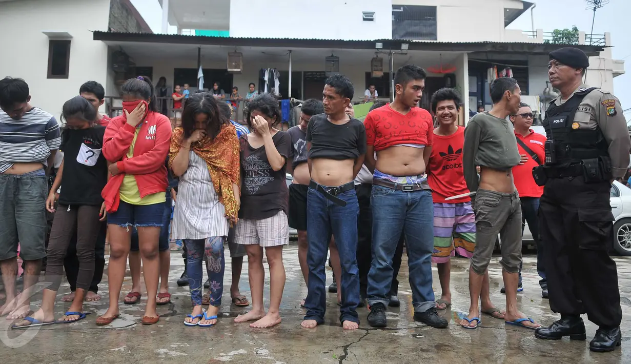 15 pria dan 5 wanita yang berhasil diamankan petugas pada penggerebekan di kawasan Bendi Paninggaran, Tanah Kusir, Jakarta, Rabu (2/3). Mereka kedapatan tengah mengisap sabu di rumah yang terletak di pinggir rel kereta. (Liputan6.com/Gempur M Surya)