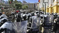 Pasukan militer dikerahkan di luar Istana Kepresidenan di Plaza Murillo di La Paz, Bolivia, Rabu (26/6/2024). (AIZAR RALDES / AFP)