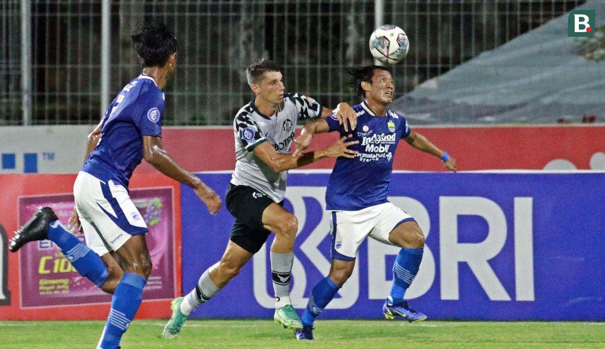 Pemain Persib Bandung, Henhen Herdiana (kanan) berebut bola dengan pemain Persikabo 1973, Pushniakov Siarhei saat laga pekan ke-21 BRI Liga 1 2021/2022 di Stadion I Gusti Ngurah Rai, Denpasar, Sabtu (29/1/2022). Laga berakhir dengan skor 1-0 untuk kemenangan Maung Bandung. (Bola.com/Nandang Permana)