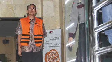 Suryadharma Ali usai menjalani pemeriksaan lanjutan di gedung KPK, Jakarta, Rabu (13/5/2015). SDA diperiksa terkait dugaan kasus korupsi penyelenggaraan ibadah haji tahun 2010-2011. (Liputan6.com/Helmi Afandi)