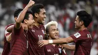 Para pemain Thailand merayakan gol ke gawang Uni Emirat Arab pada laga Grup A Piala Asia 2019, di Stadion Hazza bin Zayed, Al Ain, Senin (14/1/2019). (AFP/Khaled Desouki)