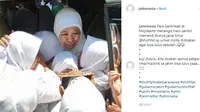 Gubernur Jawa Timur Khofifah Indar Parawansa memeluk santriwati yang minta didoakan agar lulus ujian nasional. (Liputan6.com/IG Jatimnesia)