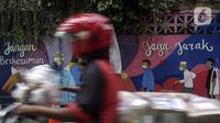 Mural yang berisi imbauan terkait COVID-19 terlihat di Menteng, Jakarta, Kamis (7/10/2021). Menteri Kesehatan Budi Gunadi mengatakan perihal pandemi menjadi endemi dengan menyebutkan empat  langkah yang dipersiapkan. (Liputan6.com/Johan Tallo)