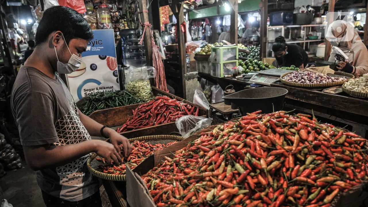 FOTO: Harga Cabai Rawit Merah Tembus Rp 120 Ribu per Kg