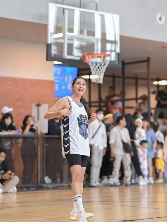 Memiliki rambut panjang, Tya Ariestya memilih menguncir rambutnya. [Instagram/nsyakieb85]