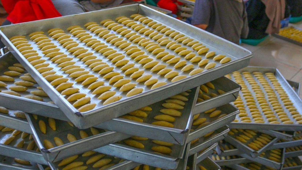 Pekerja menyelesaikan pembuatan kue kering Lebaran di industri rumahan Risa Resa Cookies, kawasan Ciganjur, Jakarta, Senin (18/03/2023). Tiga pekan menjelang Lebaran permintaan kue kering mengalami peningkatan. Foto: merdeka.com / Arie Basuki