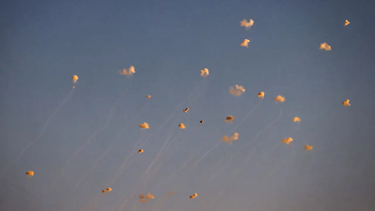 Roket yang ditembakkan dari Lebanon selatan dicegat oleh sistem pertahanan udara Iron Dome Israel di wilayah Galilea Atas di Israel utara pada 27 Juni 2024. (AFP/File)