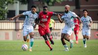 Dua pemain PSS Sleman, Phil Ofosu Ayeh (tengah) dan kapten tim Fachruddin Aryanto berebut bola dengan pemain Semen Padang, Kenneth Ngwoke pada laga pekan ke-3 BRI Liga 1 2024/2025 di Lapangan STIK-PTIK, Jakarta Selatan, Senin (26/8/2024). (Bola.com/Bagaskara Lazuardi)
