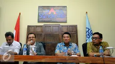 Mantan Panglima TNI, Jenderal TNI (Purn) Moeldoko (ketiga kiri) mengikuti diskusi PARA Syndicate di Jakarta, Jumat (11/3/2016). Diskusi membahas Supersemar: Dari Soekarno ke Soeharto peta kontestasi dan arah rekonsiliasi. (Liputan6.com/Helmi Fithriansyah)