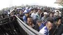 Sejumlah Bobotoh antri untuk menonton pembukaan Piala Presiden 2018 di Stadion GBLA, Bandung, Selasa (16/1/2018). Acara ini rencananya akan dibuka oleh Presiden Joko Widodo. (Bola.com/M Iqbal Ichsan)