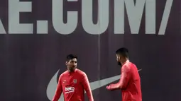 Penyerang Barcelona, Lionel Messi dan Luis Suarez berbincang selama sesi latihan di Sports Center FC Barcelona Joan Gamper di Sant Joan Despi, Spanyol (12/3). Pada leg pertama Barcelona bermain imbang 0-0 di Markas Lyon. (AP Photo/Manu Fernandez)