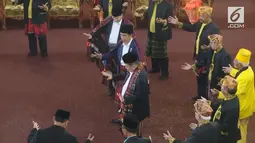 Presiden Joko Widodo menari Tortor saat acara adat pernikahan Kahiyang Ayu dan Bobby Nasution di Bukit Hijau Regency Taman Setia Budi (BHR Tasbi), Medan, Sabtu (24/11). (Liputan6.com/Vidio)