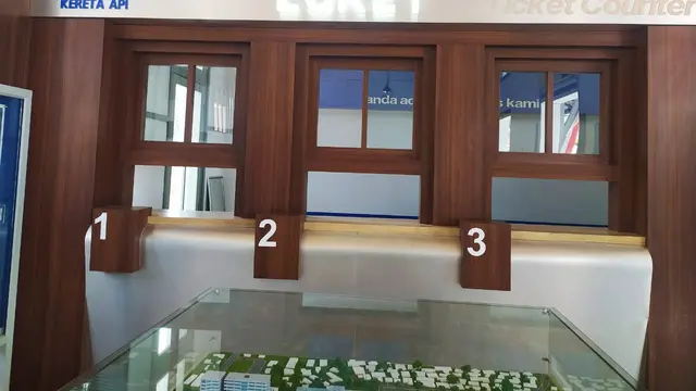 Meskipun Covid-19, namun dua orang pegawai bangunan tetap fokus bekerja, nampak mereka tengah mengerjakan pemotongan material besi yang akan digunakan dalam pembangunan gedung Stasiun Kereta Api Garut, Jawa Barat.