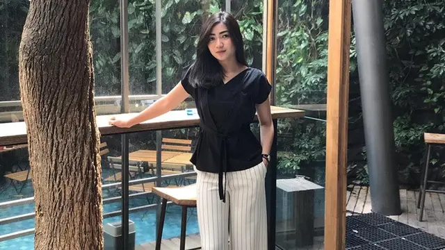 Cyndyana Lorens, Adik Kriss Hatta