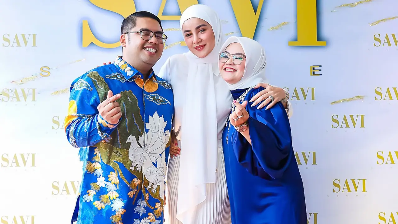 Olla Ramlan dan manajernya beserta istrinya.