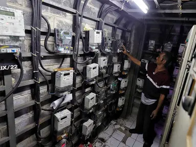 Penjaga melakukan pengecekan meteran listrik di salah satu area rumah susun di Jakarta, Senin (21/4/2025). (Liputan6.com/Angga Yuniar)