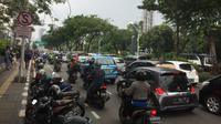 Lalu lintas di Jalan Gerbang Pemuda tepatnya depan Kantor TVRI, Senayan, Jakarta Pusat macet total imbas adanya aksi demo mahasiswa di depan Gedung DPR/MPR, Senin (4/11/2022). (Liputan6.com/Muhammad Radityo Priyasmoro)