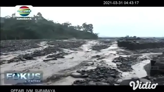 Banjir lahar dingin Gunung Semeru akibat hujan lebat menerjang Sungai Leprak, Desa Sumber Wuluh, Kecamatan Candipuro, Lumajang pada Selasa (30/3) pagi. Akibatnya puluhan warga di Dusun Bondeli terisolir, lantaran berada di seberang sungai dan tidak a...