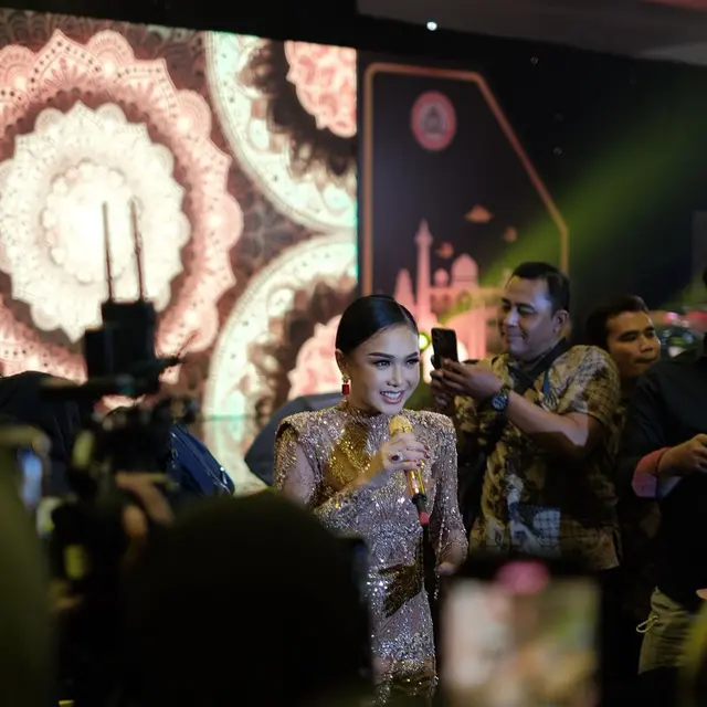 Potret Yuni Shara Pakai Dress Payet saat Manggung di Tegal, Cantik dan Menawan