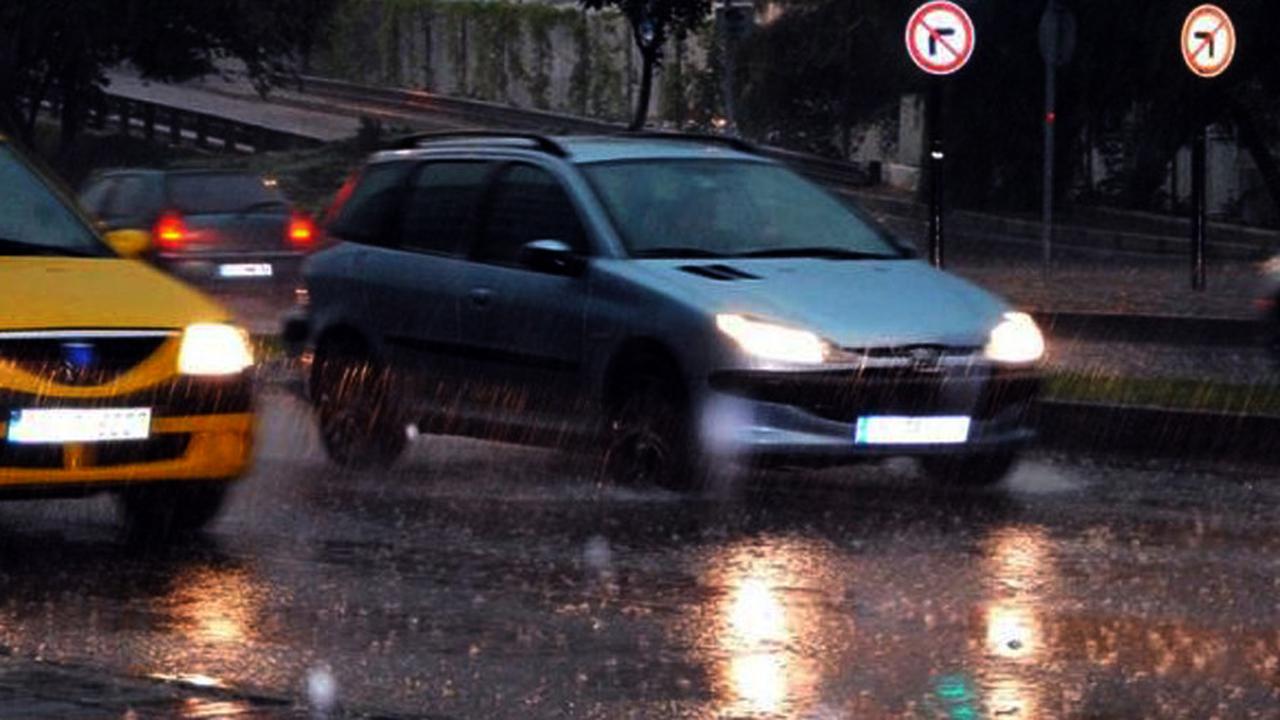 Ilustrasi berkendara saat hujan (paintandbody.com)