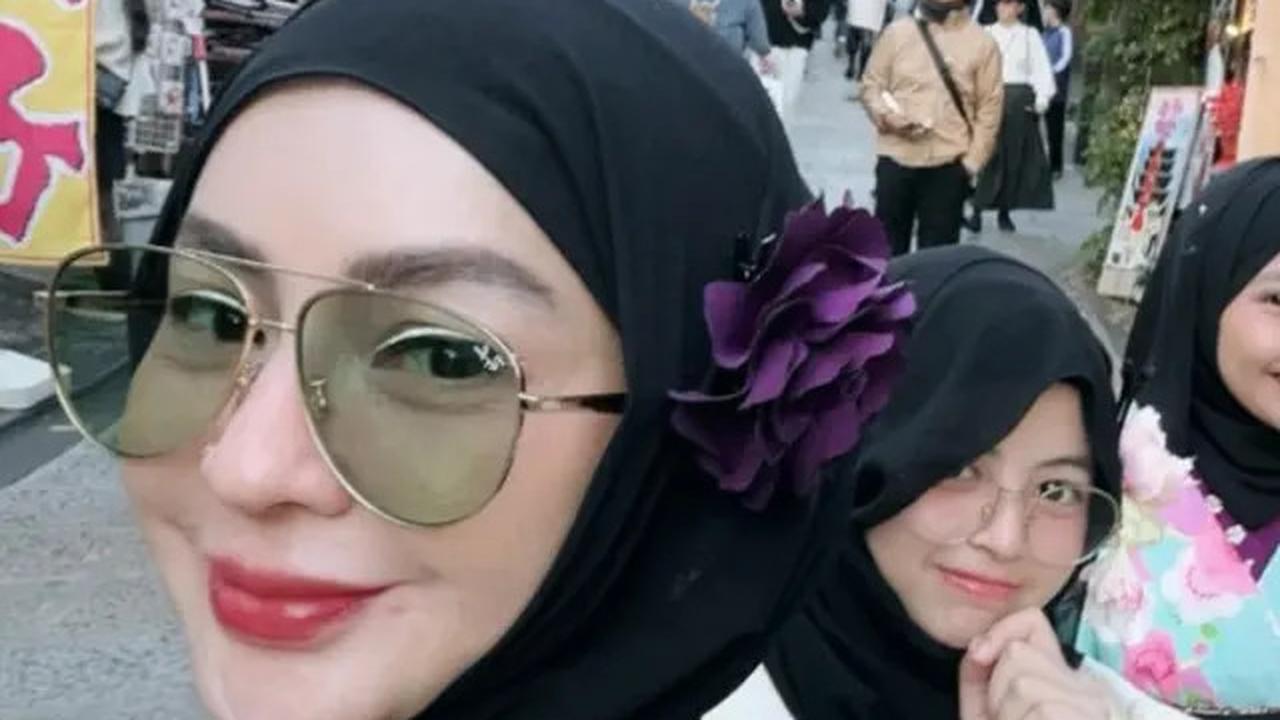 7 Potret Sarah Vi Pakai Makeup Porcelain, Tebalnya Bak Boneka Jepang