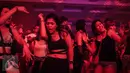 Pengunjung bergoyang mengikuti irama music DJ pada acara DWP 2016, di Kemayoran, Jakarta, Jumat. (09/12). Kegiatan digelar selama dua hari pada 9 dan 10 Desember 2016. (Liputan6.com/Fery Pradolo)