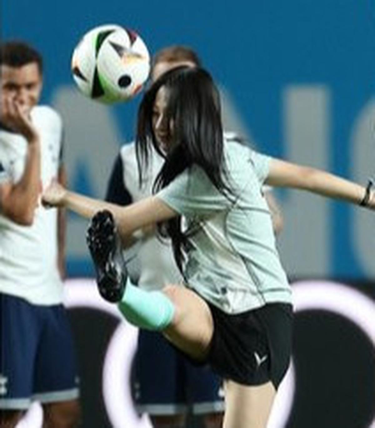 10 Potret NewJeans di Pertandingan Coupang Play Series, Disebut Cocok Jadi Pesepak Bola Karena Tendangan Seremonial Pertama