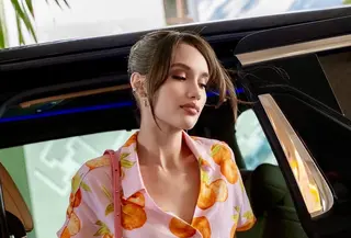 Cinta Laura tenteng tas lokal ratusan ribu. [@claurakiehl].