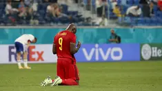 Penyerang timnas Belgia, Romelu Lukaku berlutut di lapangan pada akhir Matchday 1 Grup B Euro 2020 kontra Rusia di Stadion Saint-Petersburg, Minggu (13/6/2021) dini hari WIB. Rusia berhasil mengandaskan Rusia dengan skor 3-0 dengan dua gol dari Romelu Lukaku. (Anatoly Maltsev/Pool via AP)