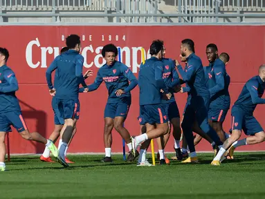 Para pemain Sevilla menghadiri sesi latihan sebelum menjamu Chelsea pada matchday kelima Grup E Liga Champions, di sport City di Seville pada Selasa (1/12/2020). Pertandingan antara Sevilla kontra Chelsea nanti akan menjadi laga perebutan gelar juara grup E. (CRISTINA QUICLE /AFP)