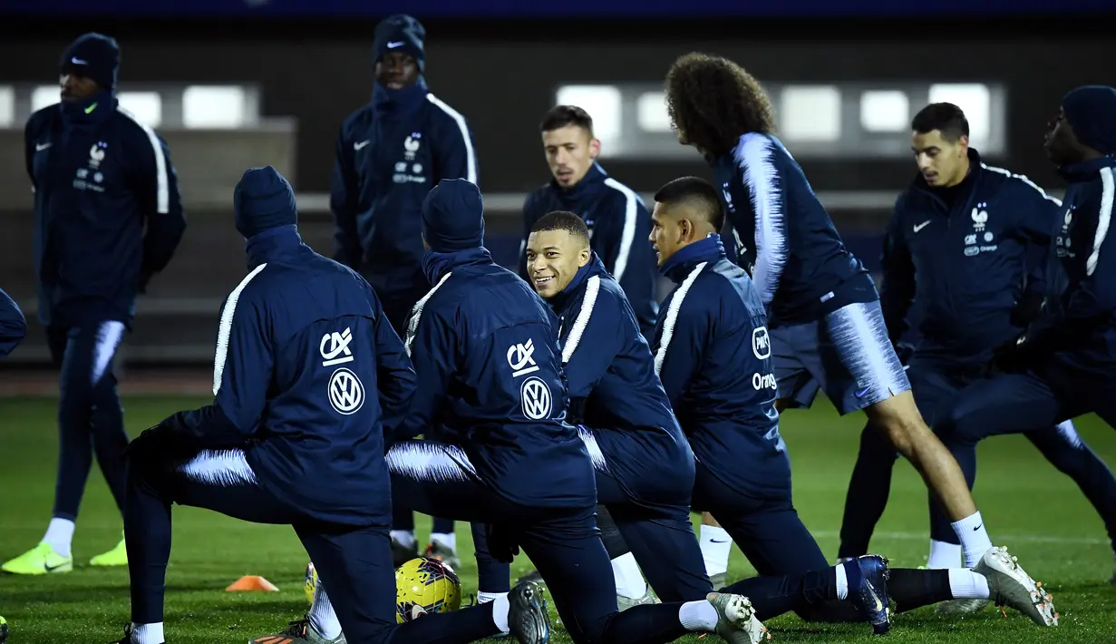 Penyerang Prancis Kylian Mbappe (tengah) bersama rekan-rekannya mengikuti sesi latihan jelang menghadapi Moldova dan Albania pada babak kualifikasi Grup H Piala Eropa 2020 di Clairefontaine-en-Yvelines, Prancis, Selasa (12/11/2019). (FRANCK FIFE/AFP)