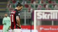 Penyerang AC Milan, Zlatan Ibrahimovic tertunduk saat bertanding melawan Atalanta pada pertandingan lanjutan Liga Serie A Italia di Stadion San Siro, Minggu (24/1/2021). AC Milan tumbang atas Atalanta dengan skor telak 0-3. (AP Photo/Antonio Calanni)