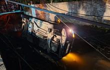 Minibus Terperosok Selokan Kapuk Jakbar, Diduga Sopir Mengantuk Saat Berbelok