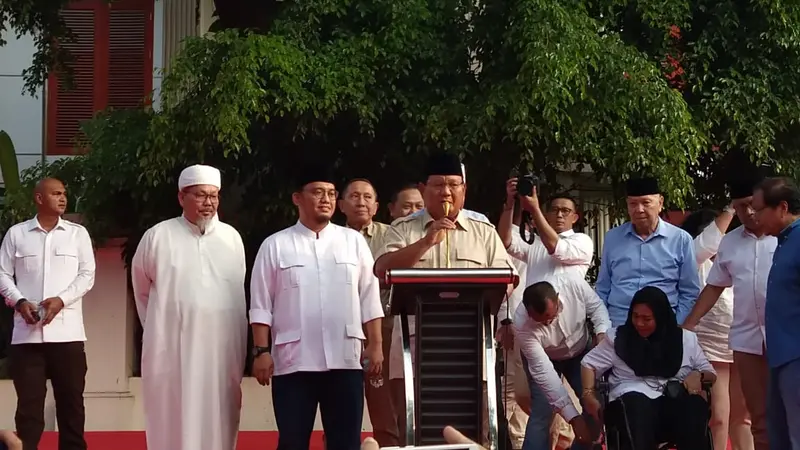 Rachmawati Soekarnoputri terlihat menangis saat calon presiden nomor urut 02 Prabowo Subianto berpidato.