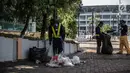 Petugas membersihkan sisa sampah bekas laga Final Piala Presiden 2018 di area Stadion Utama Gelora Bung Karno, Jakarta, Senin (19/10). Kebanyakan sampah yang ada adalah bungkus makanan dan botol minuman yang dibiarkan tercecer (Liputan6.com/Faizal Fanani)