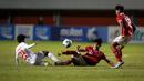 Pemain Timnas Indonesia U-16, Sulthan Zaky (tengah) berebut bola dengan pemain Myanmar U-16, Kaung Htet dalam laga semifinal Piala AFF U-16 2022 antara Indonesia U-16 melawan Myanmar U-16 di Stadion Maguwoharjo, Sleman, Rabu (10/8/2022) malam WIB. (Bola.com/Bagaskara Lazuardi)