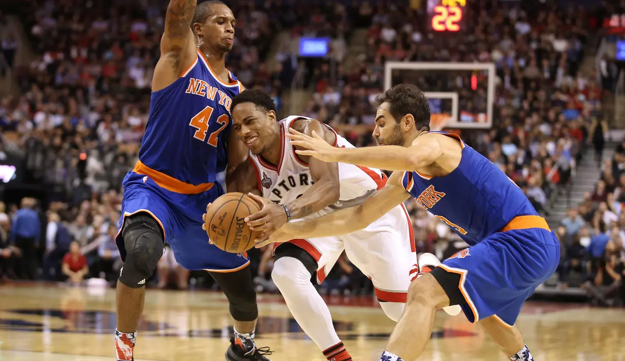 Pebasket Toronto Raptors DeMar DeRozan (tengah) melewati hadangan pebasket New York Knicks pada lanjutan NBA di Air Canada Centre, Toronto, Rabu(11/11/2015) WIB. Knicks kalahkan Raptors 111-109. (Reuters/Tom Szczerbowski-USA TODAY Sports)