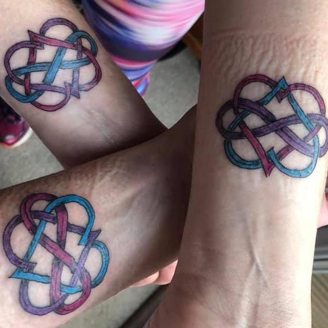 7 Potret Tato Kembar yang Jadi Bukti Kasih Sayang