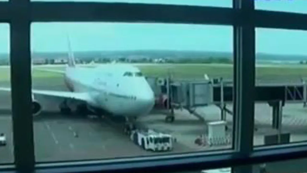Bandara Ngurah Rai Ditutup, 12 Pesawat Berputar di Langit Bali