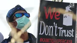 Peserta aksi massa Gerakan Nasional Kedaulatan Rakyat saat melakukan unjuk rasa di perempatan dekat Gedung Bawaslu, Jakarta, Rabu (22/5). Dalam aksinya, mereka meminta Bawaslu memeriksa kembali hasil Pemilu 2019. (Liputan6.com/Helmi Fithriansyah)