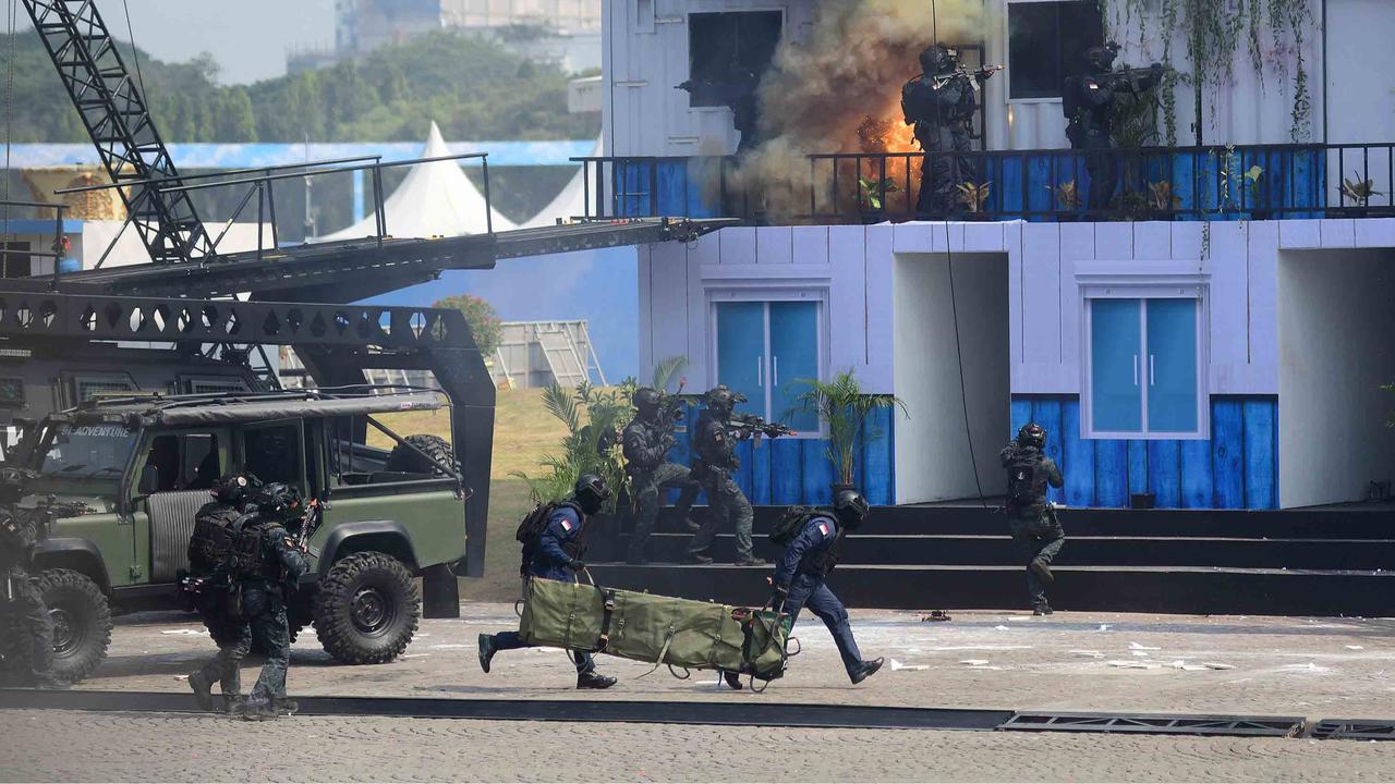 FOTO: Aksi Spektakuler Prajurit TNI di Monas: Tarung di Atas Tank dan Penyelamatan Sandera Warnai HUT ke-80 TNI