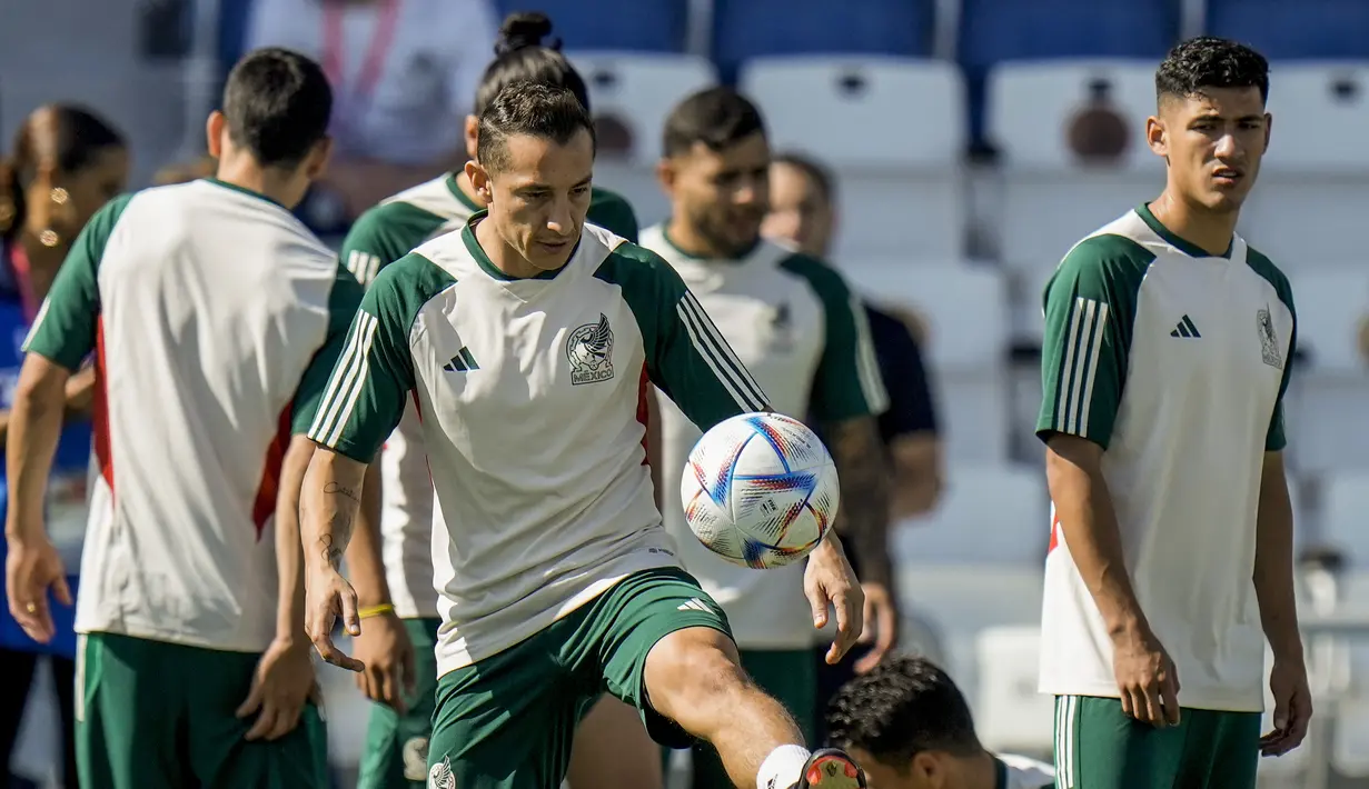 Gelandang Meksiko, Andres Guardado menjugling bola saat mengikuti sesi latihan tim di Jor, Qatar, Selasa, 29 November 2022. Meksiko akan menghadapi Arab Saudi pada laga terakhir penyisihan grup C Piala Dunia 2022 Qatar pada Kamis (01/12/22) pukul 02.00 dini hari WIB. (AP Photo/Moises Castillo)