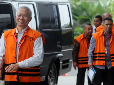 Terdakwa mantan Direktur Jenderal Perhubungan Laut (Dirjen Hubla) Kementerian Perhubungan Antonius Tonny Budiono (kiri) bersama para tersangka lainya saat tiba di gedung KPK, Jakarta, Senin (23/4). (Merdeka.com/Dwi Narwoko)