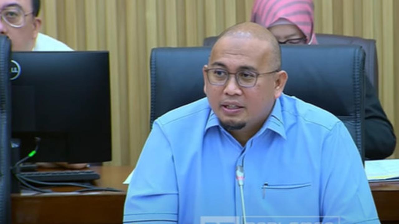 Viral Amplop Cokelat Diterima Anggota DPR Berbatik Kuning saat Rapat Soal Korupsi Pertamina, Terungkap Fakta Sebenarnya