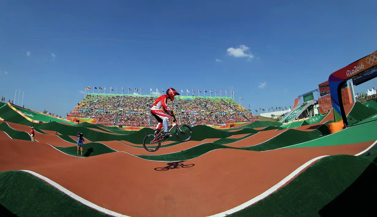 Atlet sepeda BMX Indonesia, Toni Syarifudin saat bertanding pada perempat final balap sepeda BMX Olimpiade 2016 di Rio de Janeiro, (18/8). (REUTERS / Eric Gaillard)