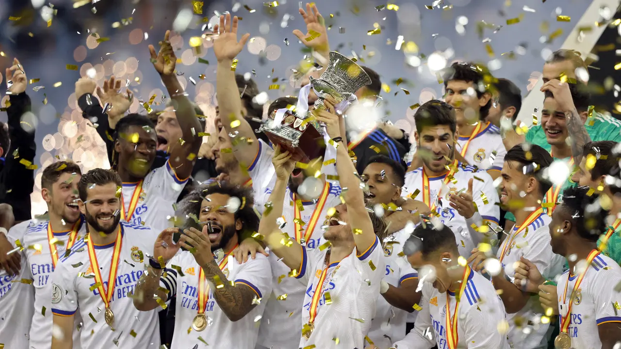 Foto: Keseruan Pemain Real Madrid Usai Raih Trofi Ke-12 di Piala Super Spanyol